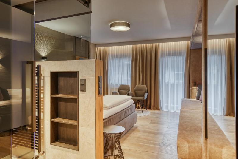 Deluxe Double Room with Balcony image 3