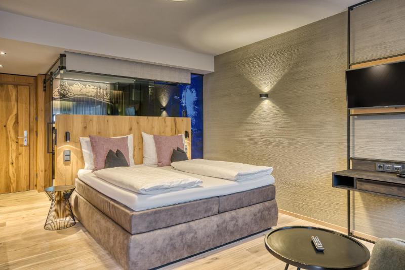 Deluxe Double Room with Balcony image 4