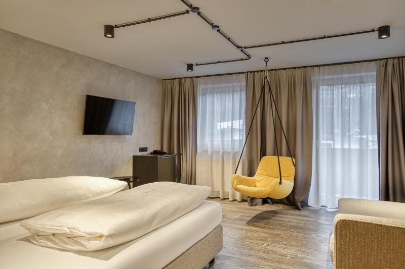 Deluxe Double Room with Shower image 4