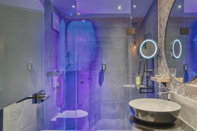 Deluxe Double Room with Shower image 3