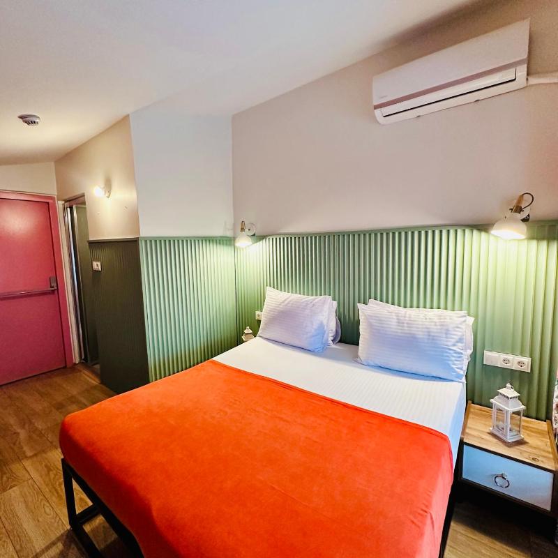 Double Room with Balcony image 4