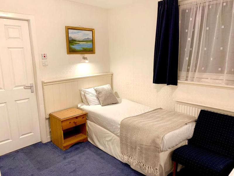 Twin Room image 1