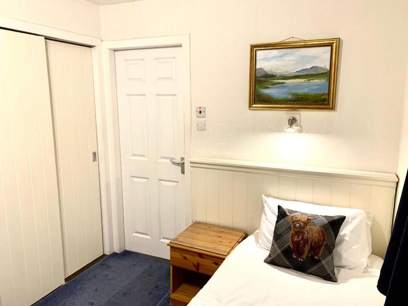 Twin Room image 4