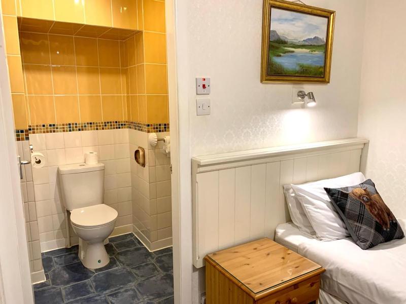 Twin Room image 3