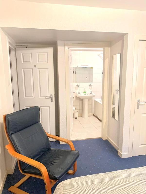 Double Room image 3