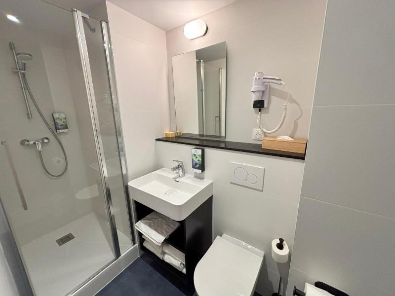 Family Room with One Queen and Two Single Beds - Non-Smoking image 3