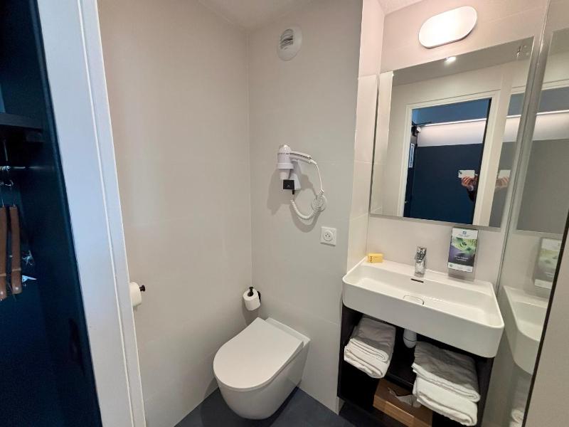 Family Room with One Queen and Two Single Beds - Non-Smoking image 2