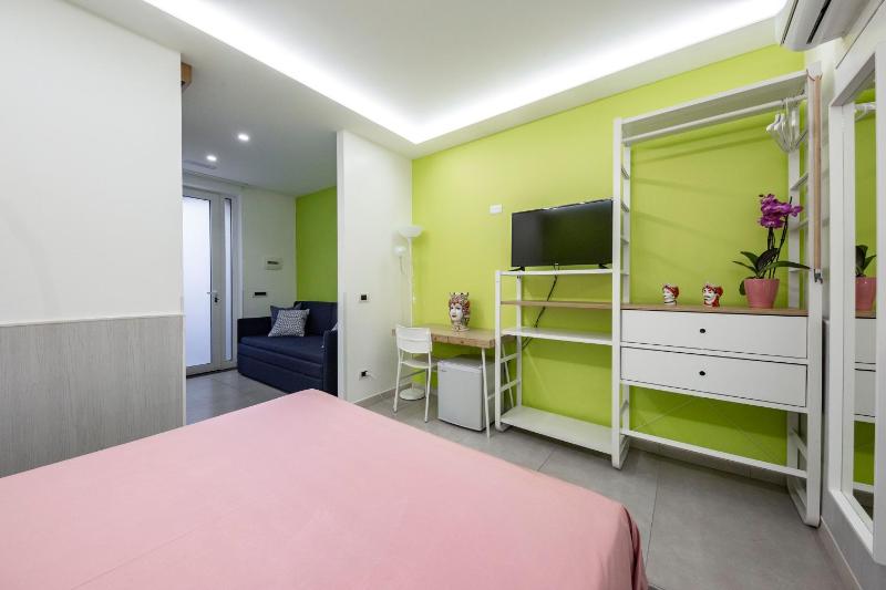 Deluxe Room (2 Adults + 1 Child) image 2