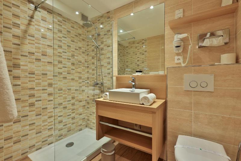 Classic Double or Twin Room image 4