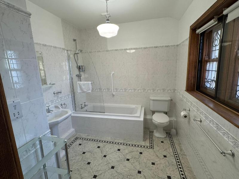Deluxe Twin Room image 3