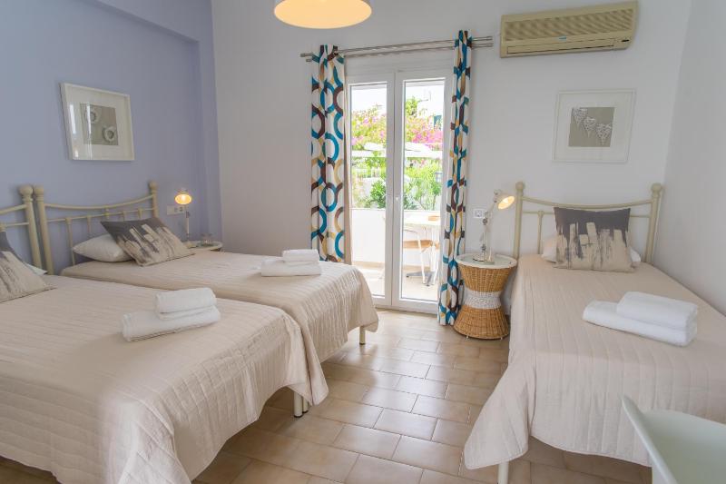 Standard Triple Room image 4