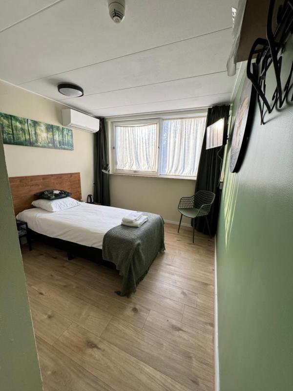 Single Room with Shower image 4