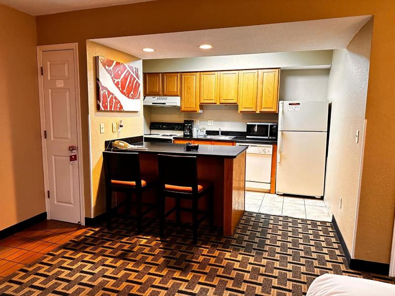 1 King Bed and 1 Queen Bed, Two-Bedroom, Suite, Non-Smoking image 2