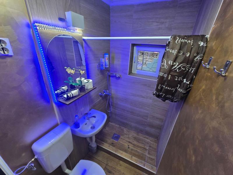 Twin Room with Private Bathroom image 2