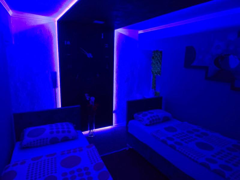 Twin Room with Private Bathroom image 4