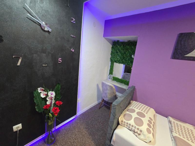 Twin Room with Private Bathroom image 3