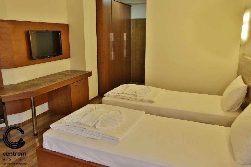 Twin Room with City View image 4