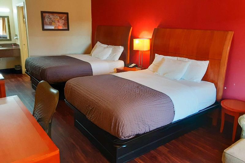 Queen Room with Two Queen Beds - Smoking image 1