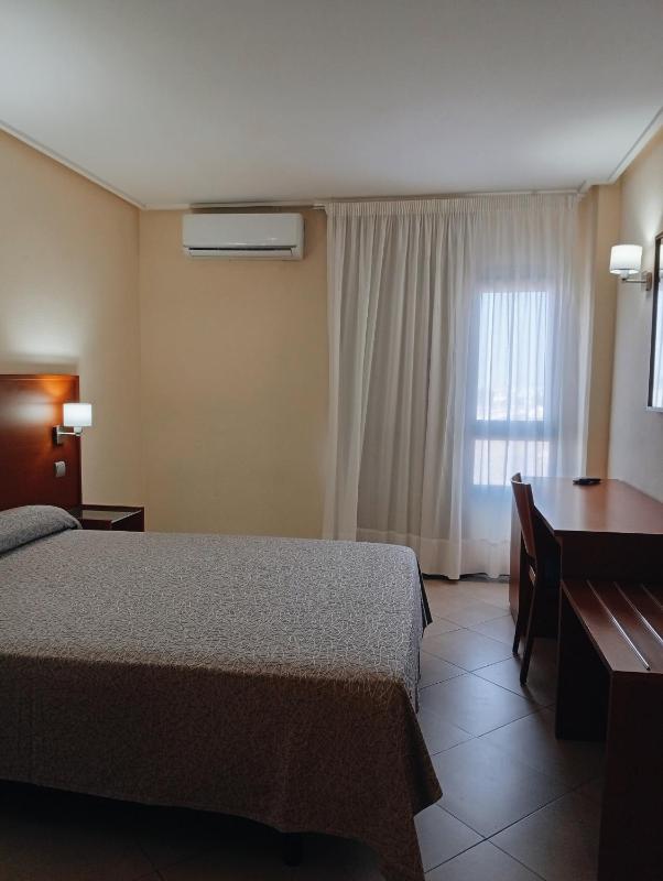 Standard Double Room image 4