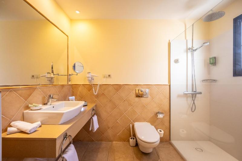 Twin Room image 1