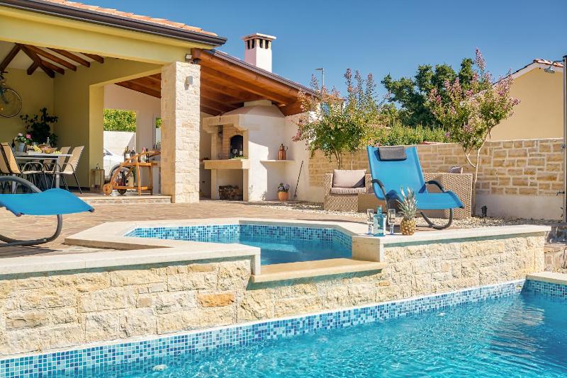 Deluxe Villa image 3