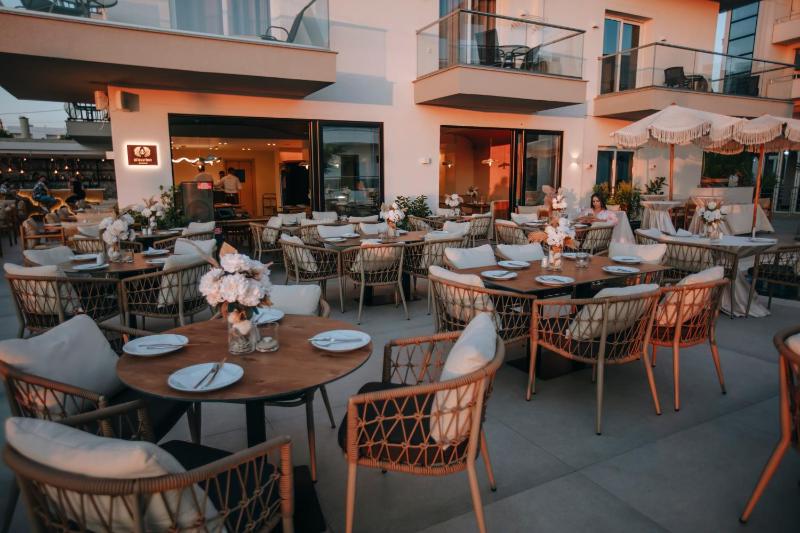 Avenue Hotel - image 10