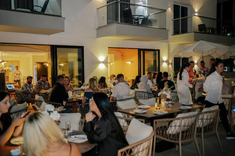 Avenue Hotel - image 4