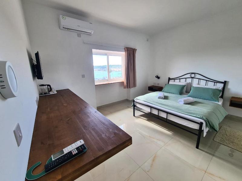 Double Room with Sea View image 2