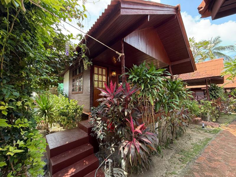 Bangrak Pier Bungalow - image 44