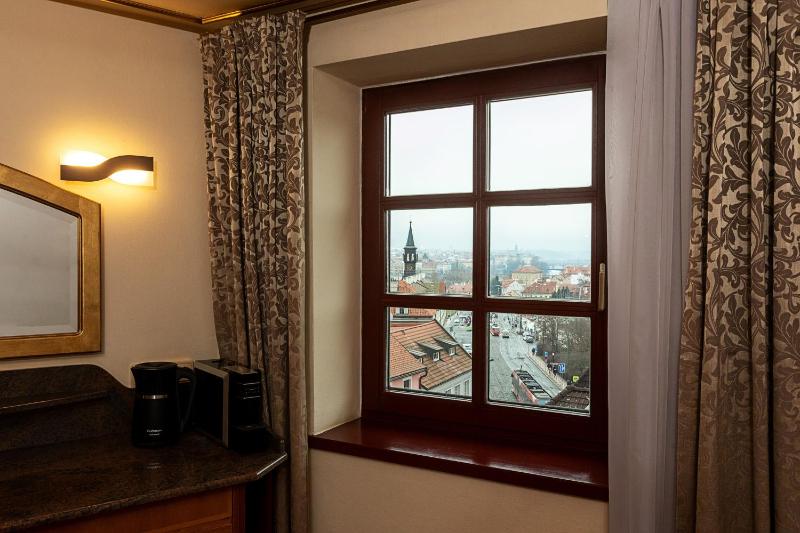 Luxury Suite with Free Minibar, #402 image 3