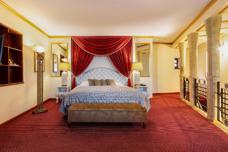 Luxury Suite with Free Minibar, #402 image 1