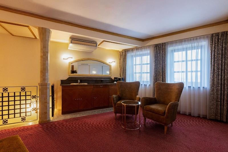 Luxury Suite with Free Minibar, #402 image 4