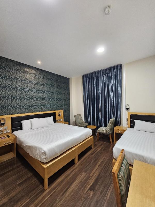 Economy Triple Room image 1
