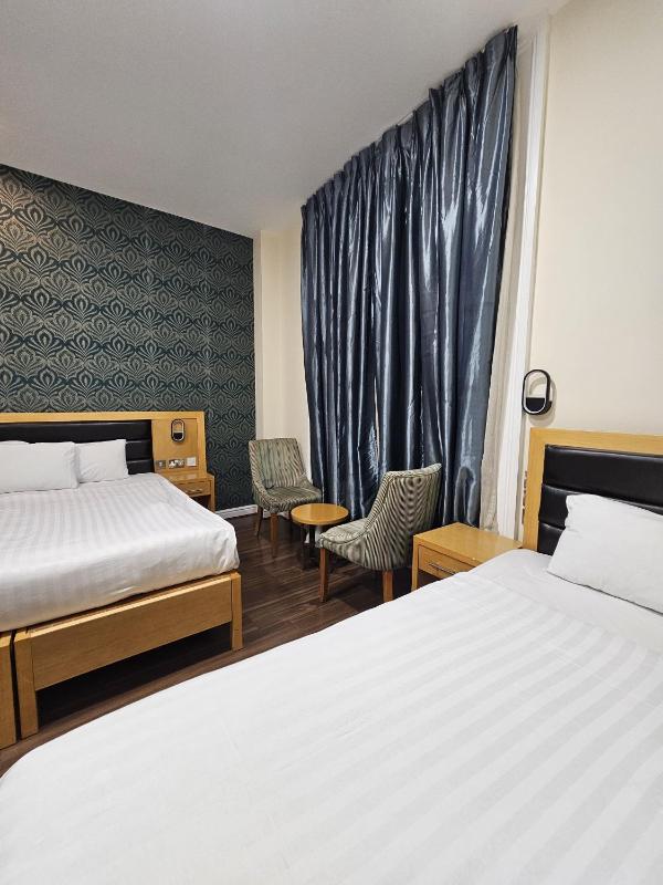Economy Triple Room image 4
