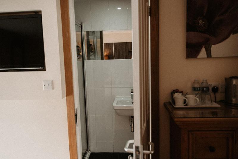 Standard Twin Room image 4