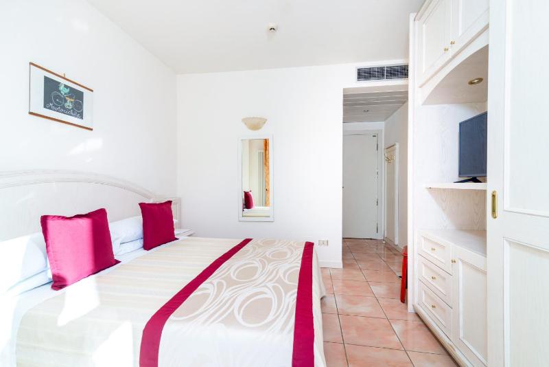 Classic Triple Room image 4
