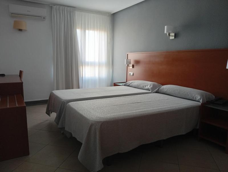 Twin Room image 3