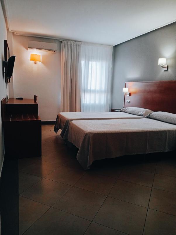 Twin Room image 2