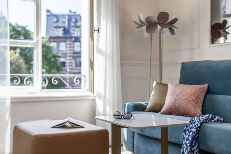 Junior Suite with View image 3