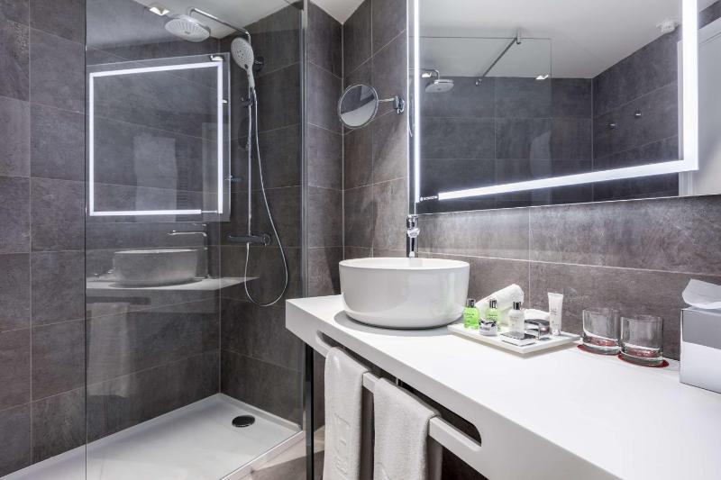 Premium Double or Twin Room with View image 4