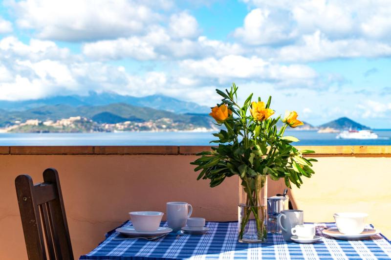 Studio Apartment with Sea View image 3