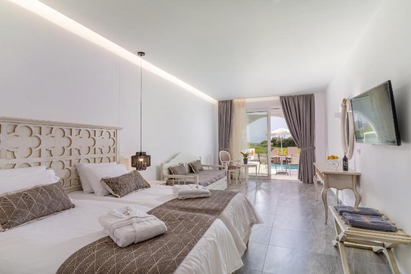 Deluxe Suite with Sea View image 3