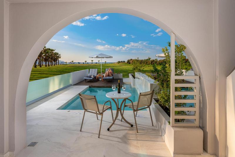 Deluxe Suite with Sea View image 2