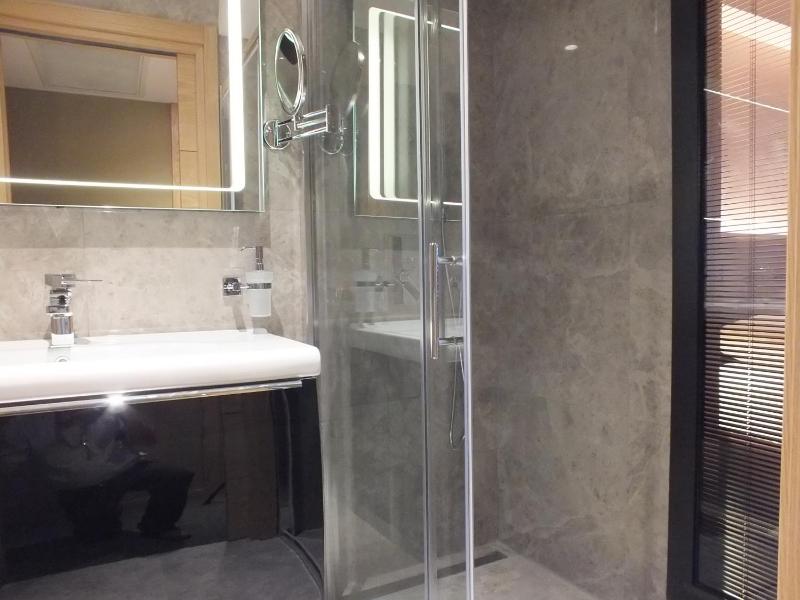 Double Room with Balcony image 2
