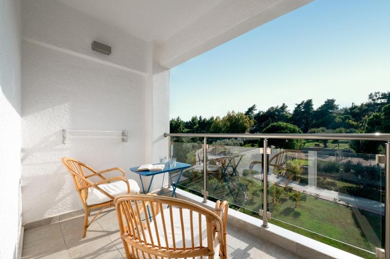 Twin Room with Garden View image 3