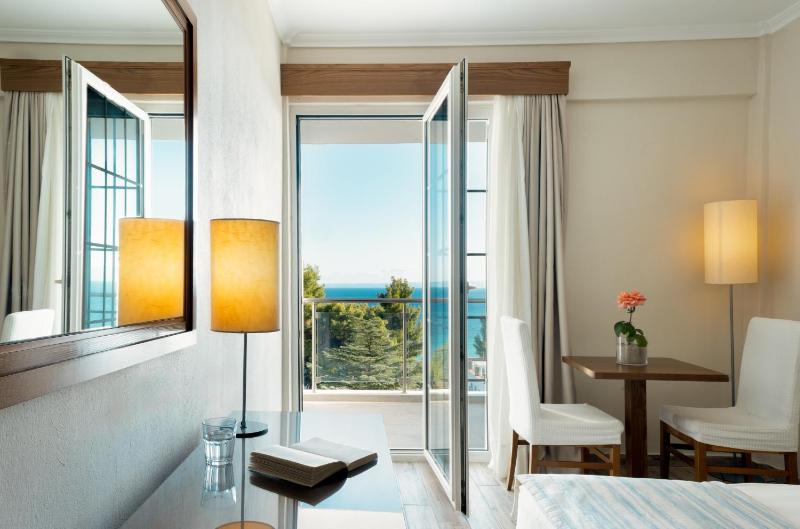 Twin Room with Sea View image 4