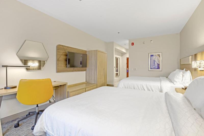 Standard Queen Room with Two Queen Beds image 4