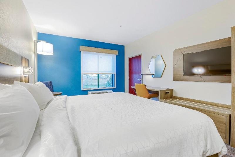 Standard King Room with Sofa Bed - Non-Smoking image 4