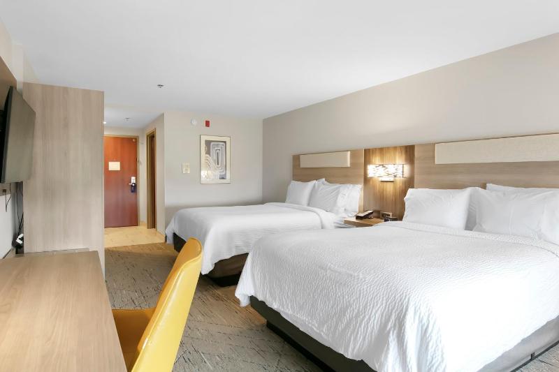 Standard Queen Room with Two Queen Beds image 2