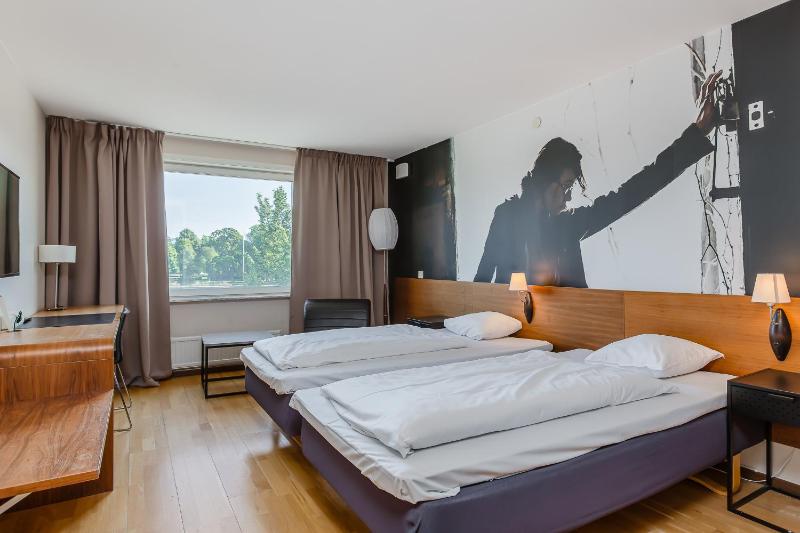 Standard Twin Room image 4